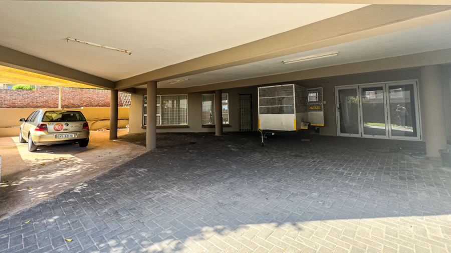 8 Bedroom Property for Sale in Middedorp Western Cape